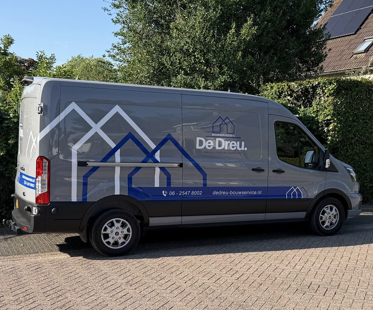 De bedrijfsbus van De Dreu Bouwservice met de herkenbare blauwe daklijnen