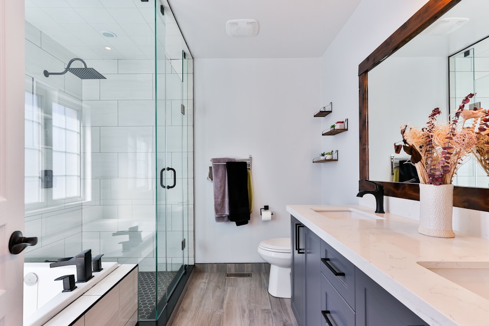 Badkamer met wastafel en douche, sfeerbeeld